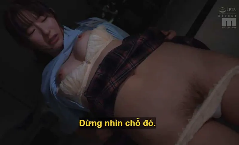 Ông chủ lập mưu "dạy dỗ" cô nhân viên kiêu kỳ lười nhác, suốt ngày chỉ mải mê chat chit với người yêu.